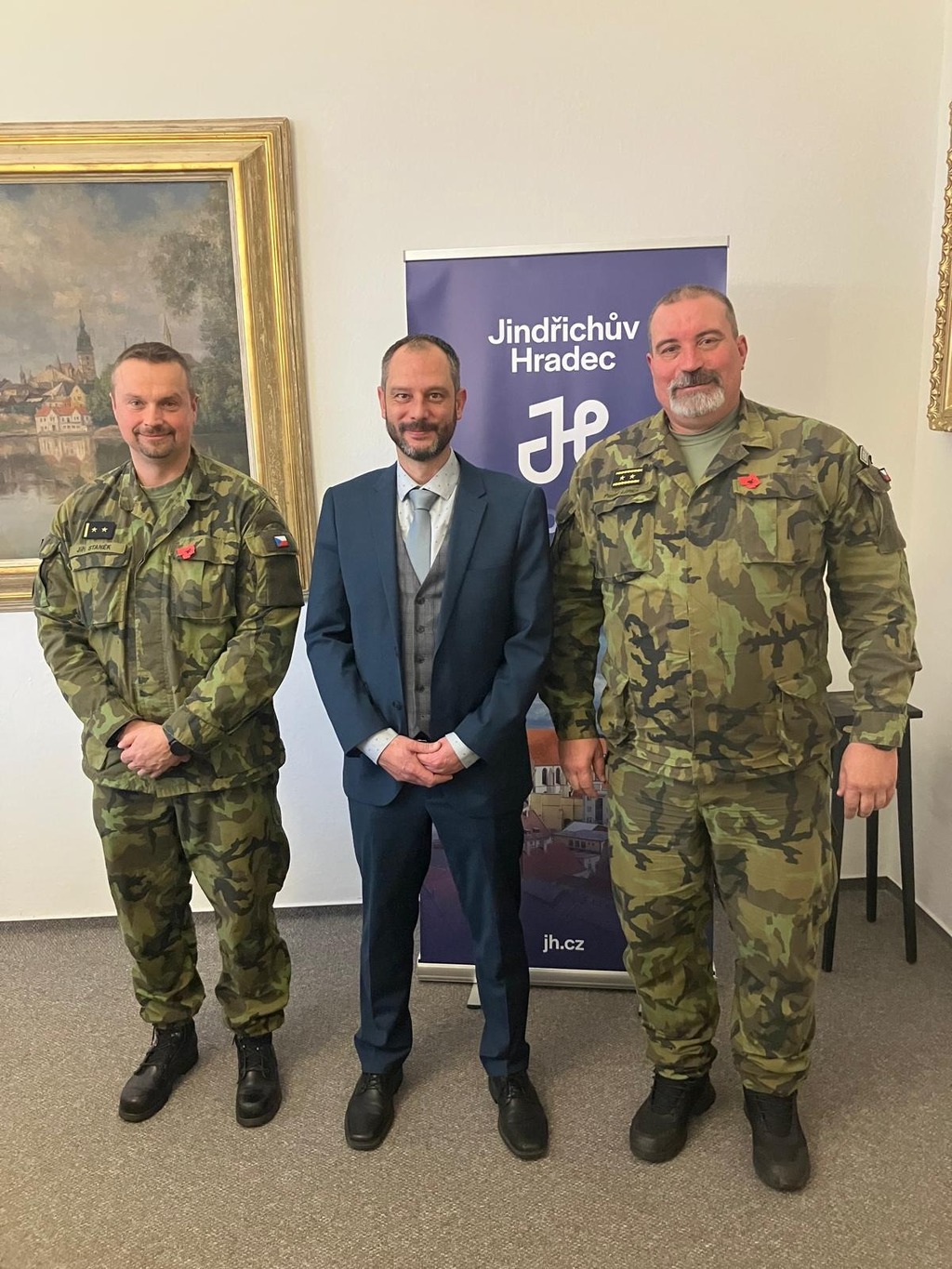 Podpisu memoranda v Jindřichově Hradci se účastnil i velitel 44. lehkého motorizovaného praporu pplk. Jiří Staněk