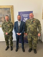 Podpisu memoranda v Jindřichově Hradci se účastnil i velitel 44. lehkého motorizovaného praporu pplk. Jiří Staněk