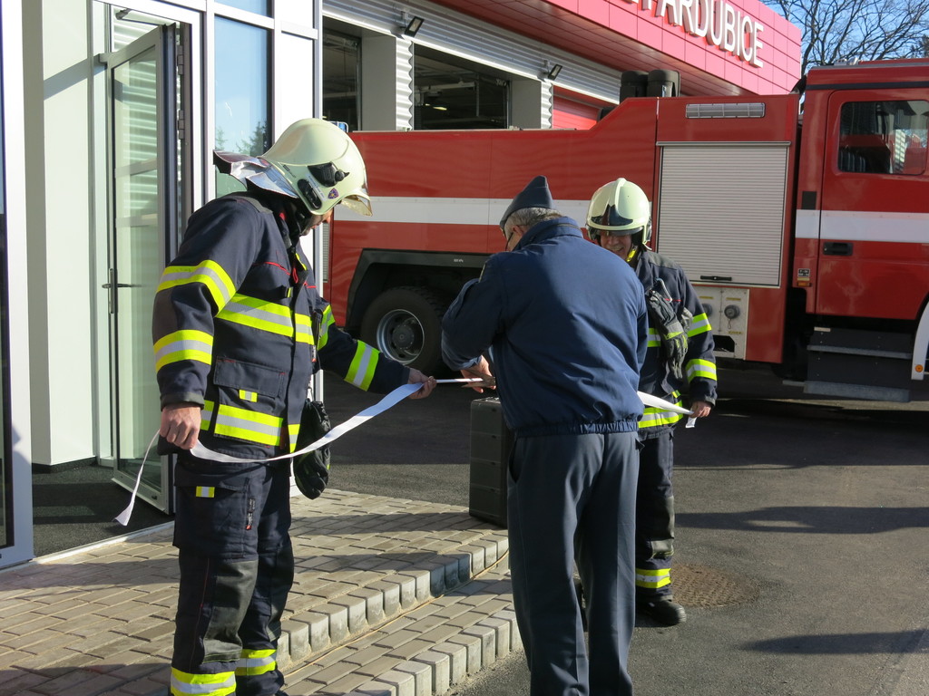 Podplukovník Peter Hatala,velitel Správy letiště Pardubice, slavnostně přestřihl pásku ke zrekonstruované hasičské stanici