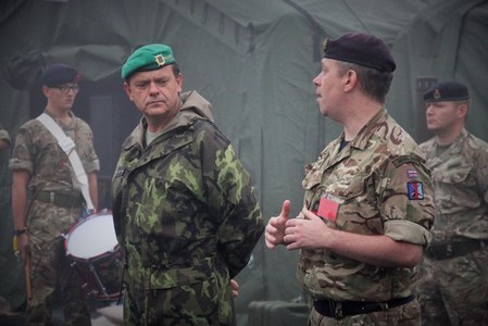 Podplukovník Steven Bland promlouvá k vojákům