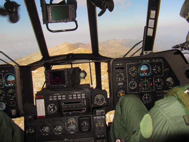 Pohled na pohoří Velebiti z kabiny vrtulníku