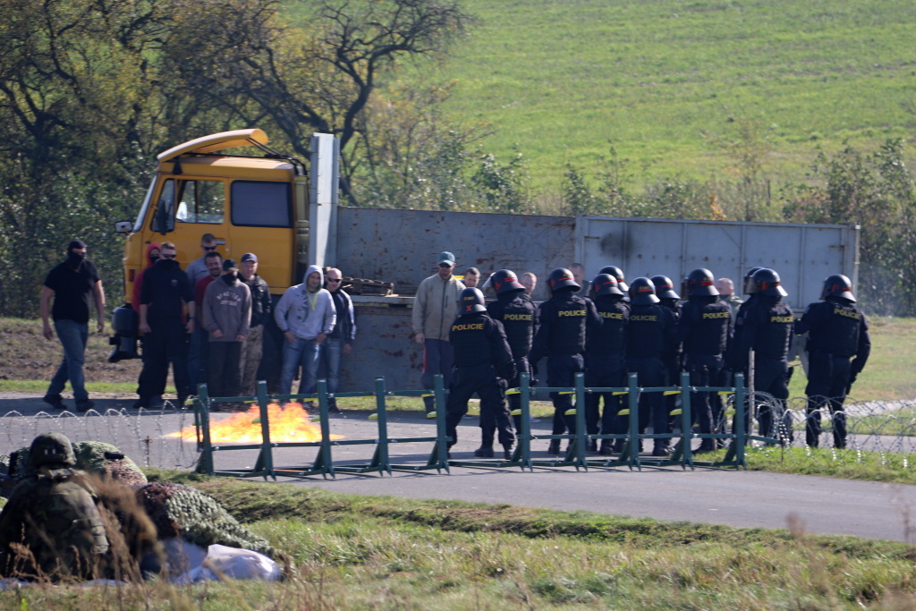 Policisté usměrňují agresivní dav