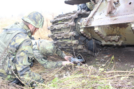 Ženisté cvičí na Boleticích ničení bojové techniky i překonávání vody 