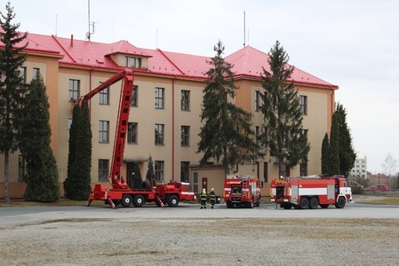  Kontrola poškození velitelské budovy příslušníky HZS