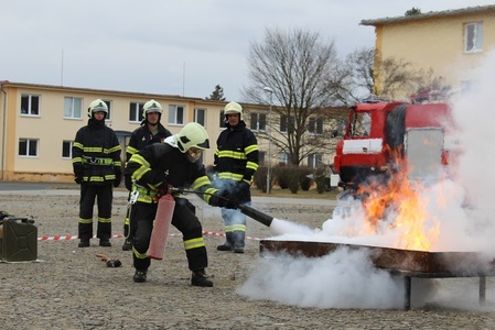  Ukázka správného postupu při hašení požáru
