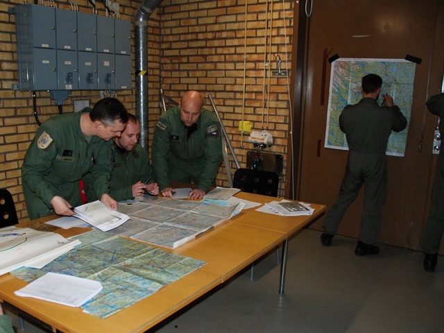 Posádka Mi-171Š při přípravě mise