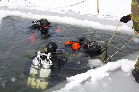 Vojenské potápěče nezastaví ani náročné klimatické podmínky
