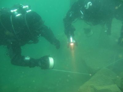 Armádní potápěči skládali zkoušky v zatopeném lomu