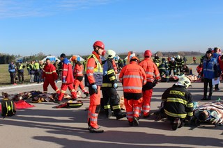 Práce zdravotníků a hasičů  při letecké nehodě