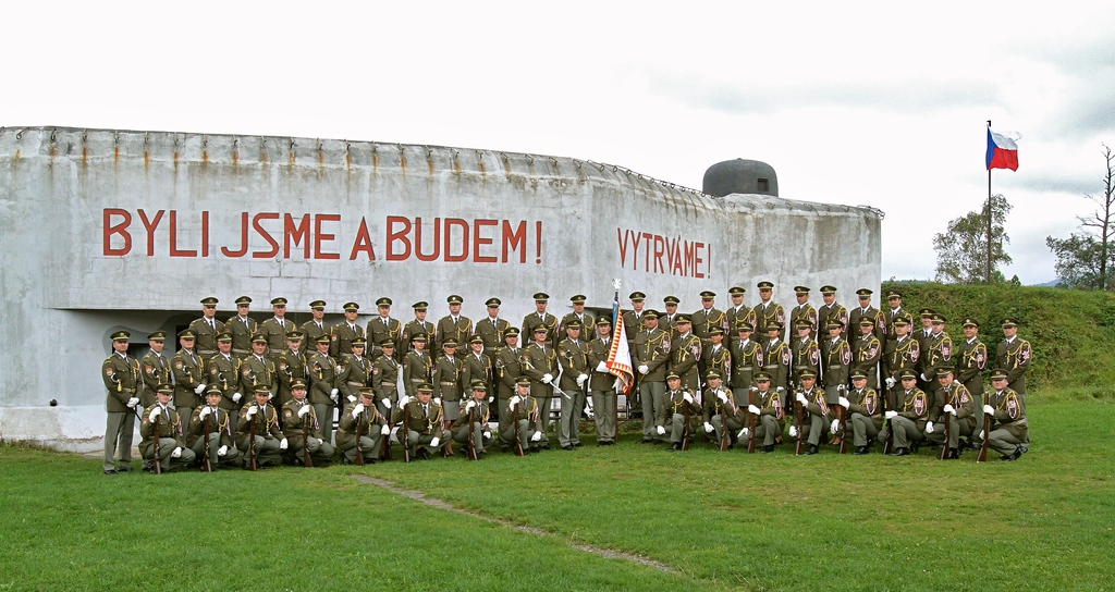 Prapor Čestné stráže AČR zabezpečuje akce na veřejnosti po celé České republice, zde u jednoho z pevnostních objektů u Králík na Pardubicku
