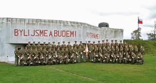 Prapor Čestné stráže AČR zabezpečuje akce na veřejnosti po celé České republice, zde u jednoho z pevnostních objektů u Králík na Pardubicku