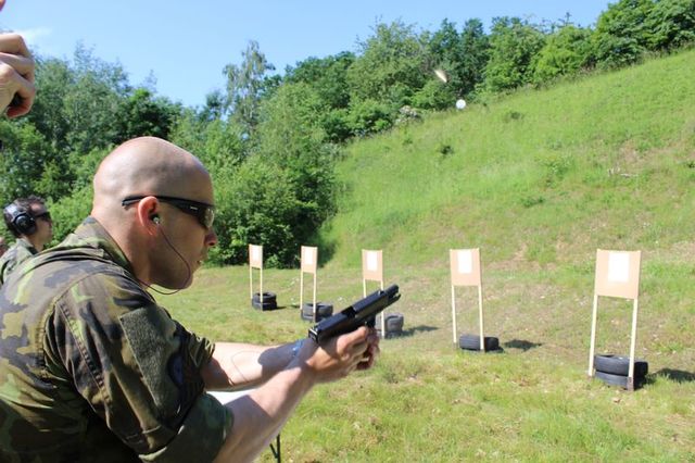 praporčík Jiří Hecl při bojovém přebíjení zbraně Glock