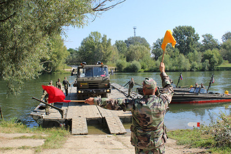 Po opadnutí fiktivní povodně nastupují ženisté s těžkou technikou