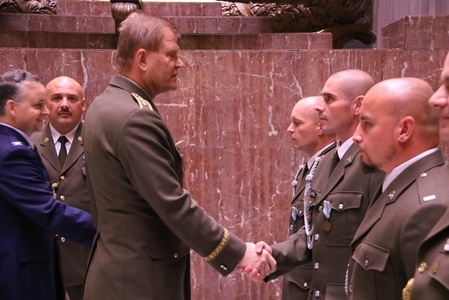 Armádní generál Josef Bečvář předává ocenění