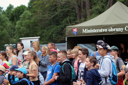 Armáda na příbramském koupališti předvedla techniku i přistání vrtulníku