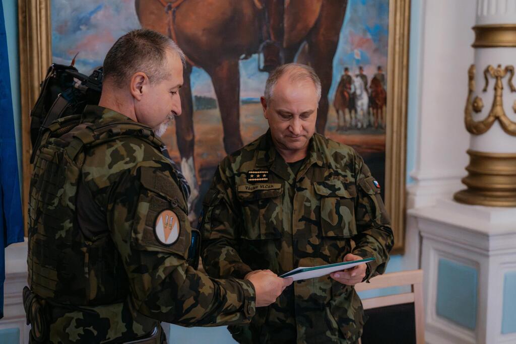 Předání certifikátu gen. Vlčkem, veliteli 7. bÚU gen. Mikula