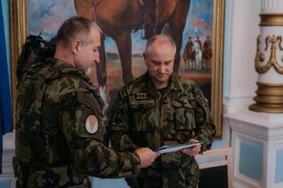 Předání certifikátu gen. Vlčkem, veliteli 7. bÚU gen. Mikula