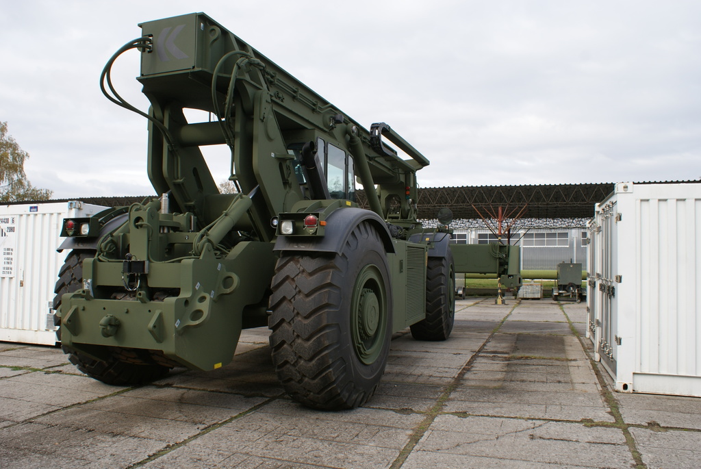 Pohotovostní  hmotnost je 53 600 kg a tažná síla 370 kN