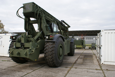 Pohotovostní  hmotnost je 53 600 kg a tažná síla 370 kN