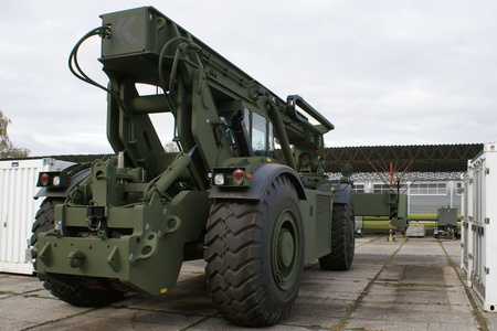 Pardubičtí logistici budou od příštího roku využívat kontejnerový zakladač Kalmar