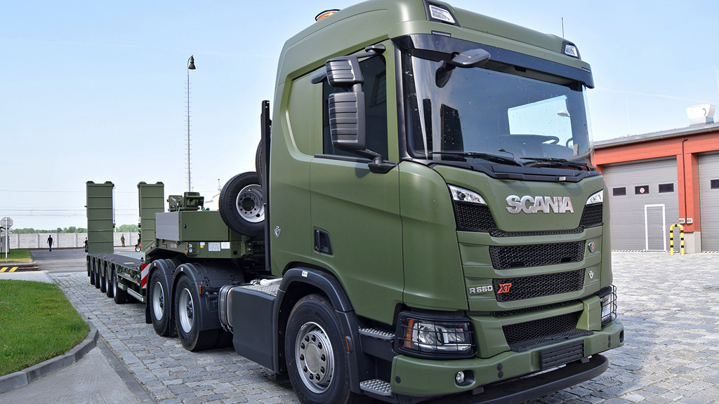 Nosnost až 50 tun a uveze i CV90: Armáda převzala první moderní tahače Scania, další budou následovat