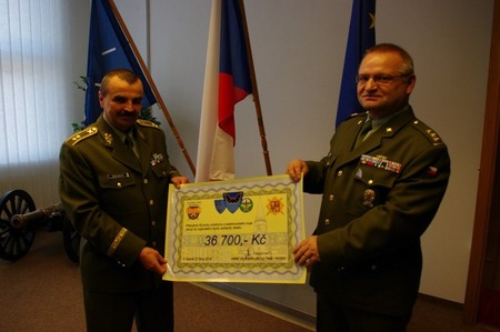 Opavští vojáci předali šek pro vojáky v nouzi veliteli Pozemních sil AČR