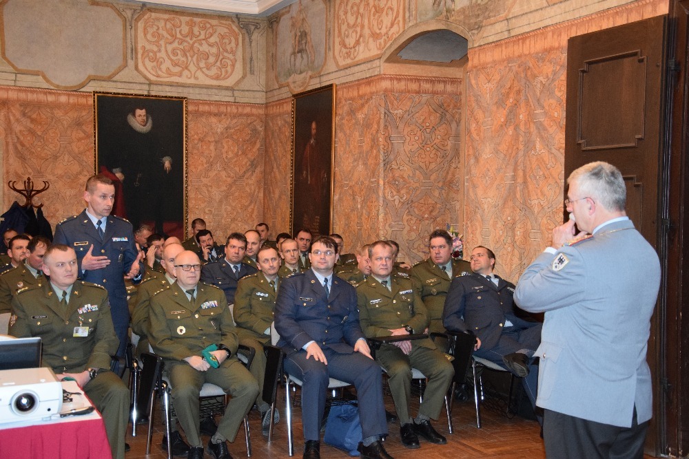 Generálporučík Jörg Vollmer odpovídal na dotazy příslušníků kurzu generálního štábu  