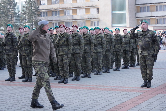 Přehlídku nastoupených jednotek kurzu základní přípravy provedl genmjr. Kocián