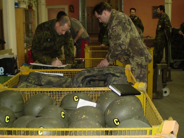 Přejímka prostředků balistické ochrany příslušníkem 14. plogp u Centra zabezpečení majetkem týlových služeb Brno