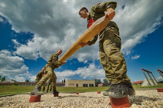 Překážková dráha NATO s kládou