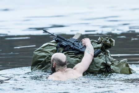 Překonávání vodní překážky v napůl zamrzlé vodní nádrži