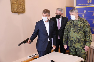 Prime Minister examining new weapons from a delivery by Česká zbrojovka Uherský Brod