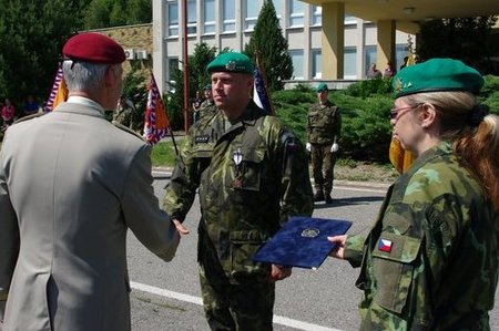 Voják pomohl těžce zraněnému dítěti 