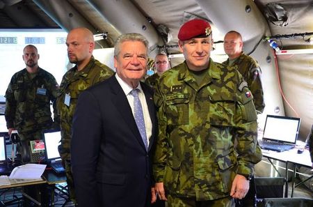 Německý prezident Gauck hovořil s českými vojáky