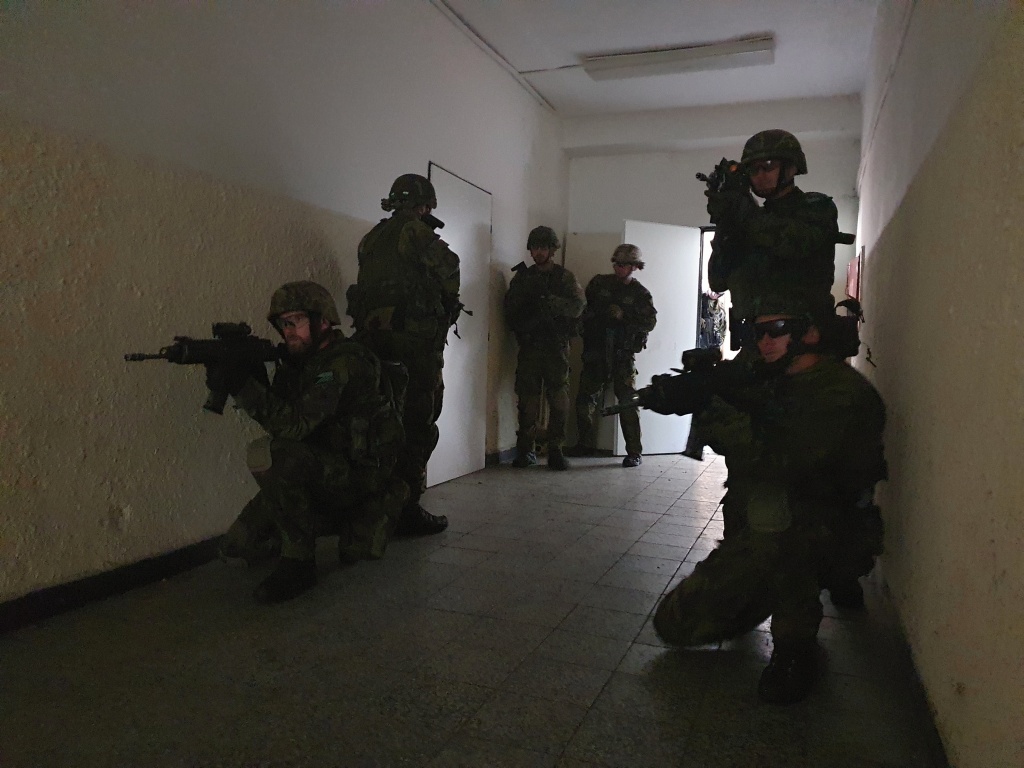 Při CQB vojáci operují i uvnitř budov