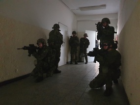 Při CQB vojáci operují i uvnitř budov