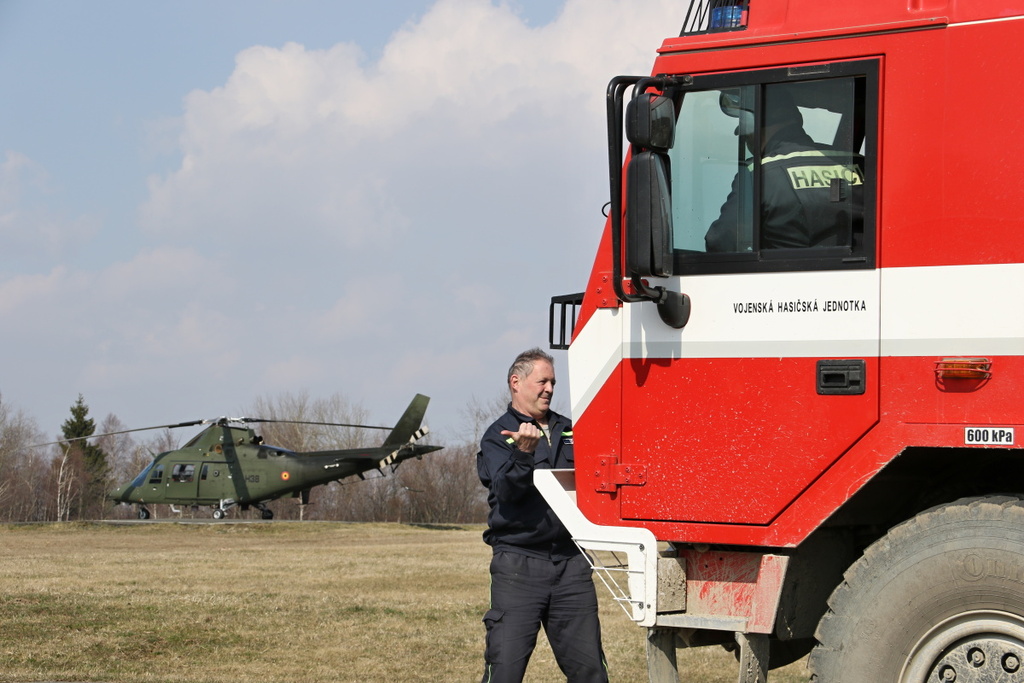 Při střelbách hrají důležitou roli i hasiči