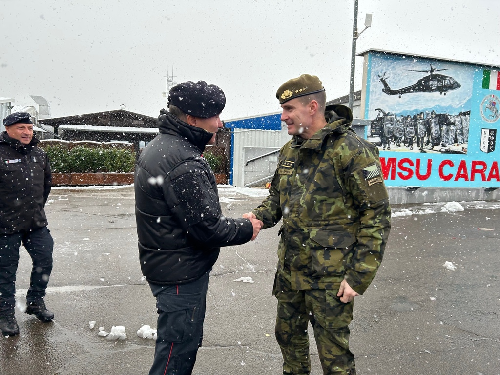 Přijetí na základně velitelem jednotky MSU generálem Ruggierem Capodiventem