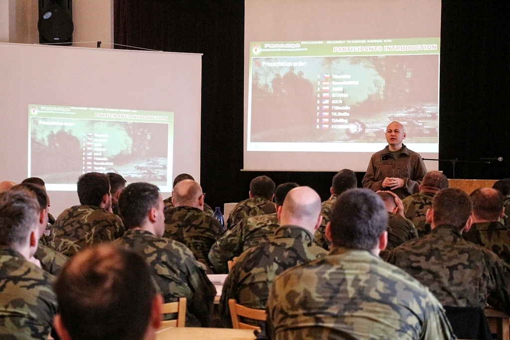 Zástupce řídícího cvičení major Komínek v úvodu konference