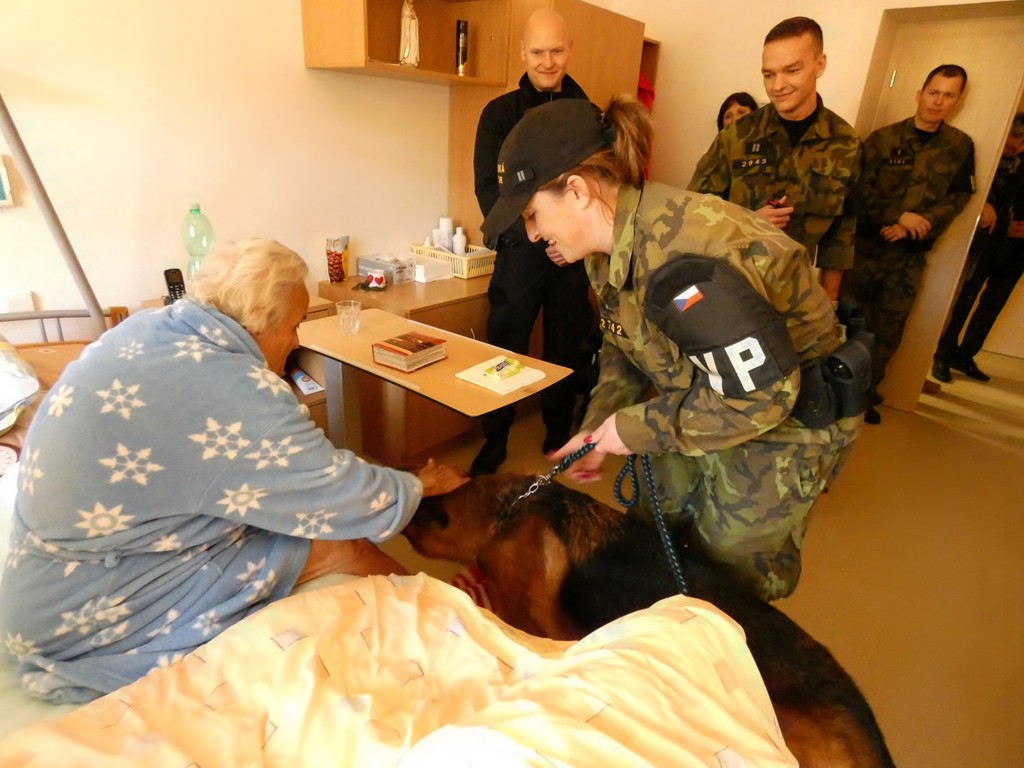 Pacientka hospicu měla z návštěvy psa obrovskou radost