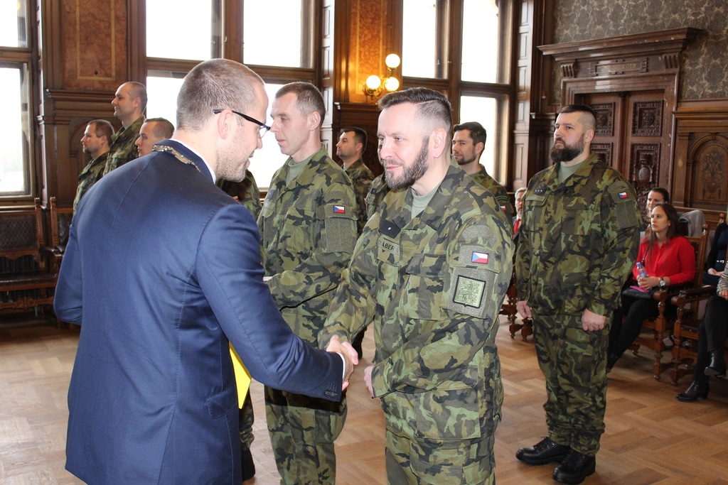 Starosta města Kolína Michael Kašpar při gratulaci