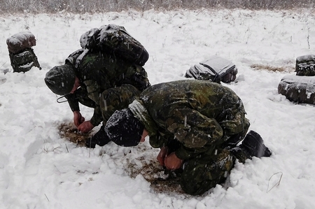 Drsné podmínky v zahraniční operaci simuloval výcvik přežití v Hranicích
