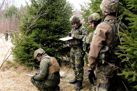 Kurz na identifikaci výbušných zařízení připravuje vojáky na nasazení do misí