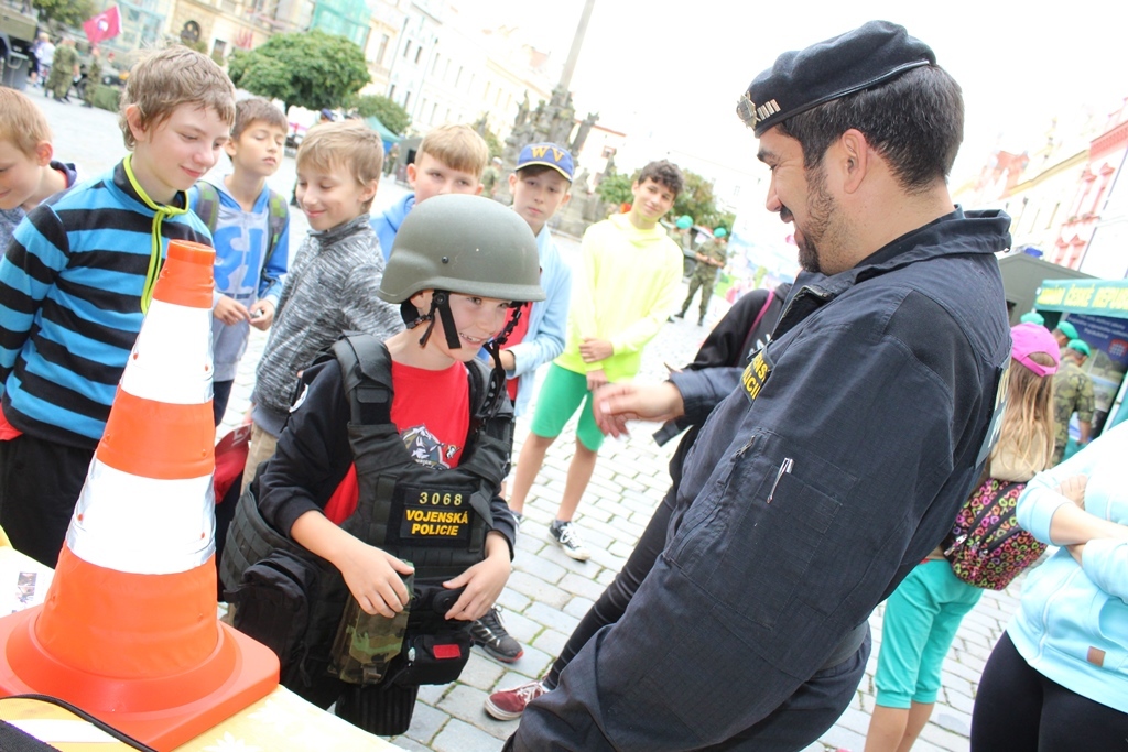 Taktickou výstroj vojenské policie si chtěl vyzkoušet takřka každý malý návštěvník