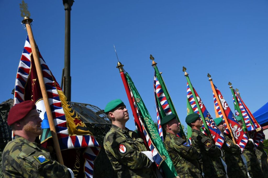 Součástí ceremoniálu byly i bojové prapory podřízených útvarů