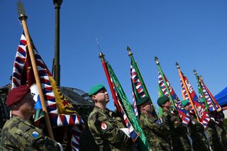 Součástí ceremoniálu byly i bojové prapory podřízených útvarů