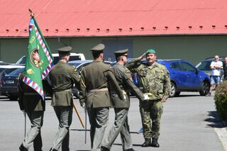 Přinesení bojového praporu velitelství, symbolu vojenské cti a statečnosti