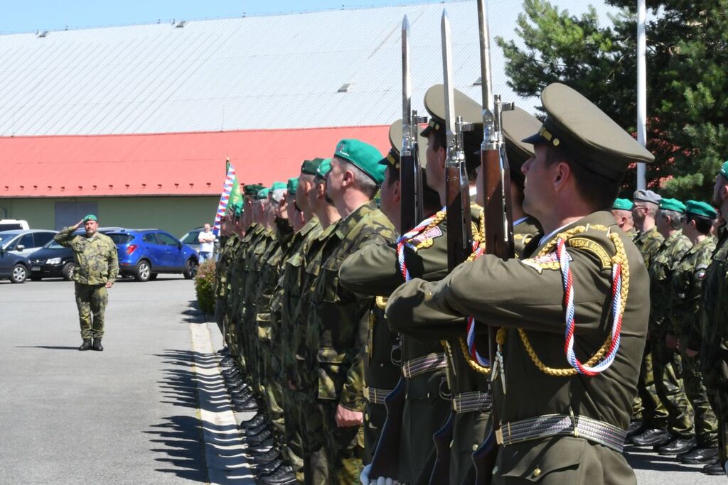 Nastoupené velitelství i s jednotkou Čestné stráže čeká na příchod velitele 