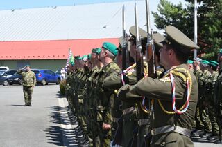 Nastoupené velitelství i s jednotkou Čestné stráže čeká na příchod velitele 