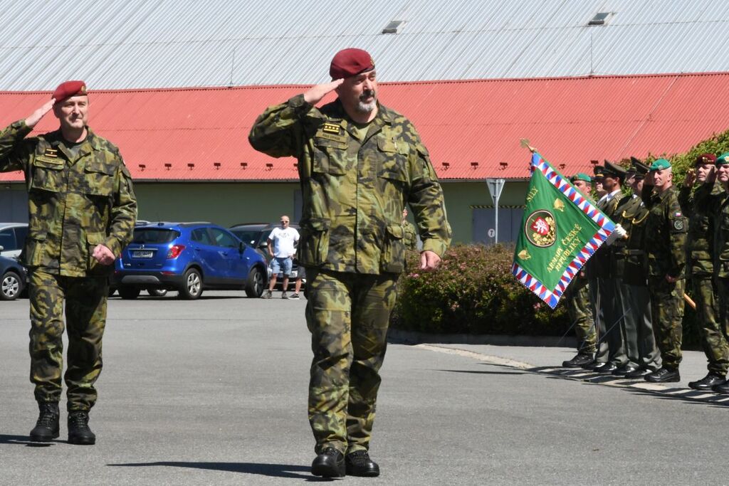 Náčelník Generální štábu generál Opata při přehlídce nastoupených jednotek